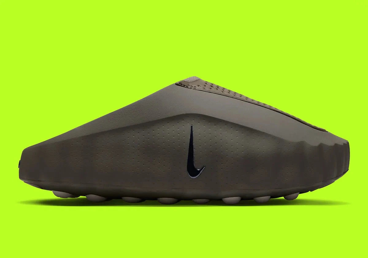 Nike Mind 001 Slide Tarp Green HQ4309-301 en vert Tarp Green avec mule ouverte, semelle sensorielle à 22 nœuds et détails noirs.