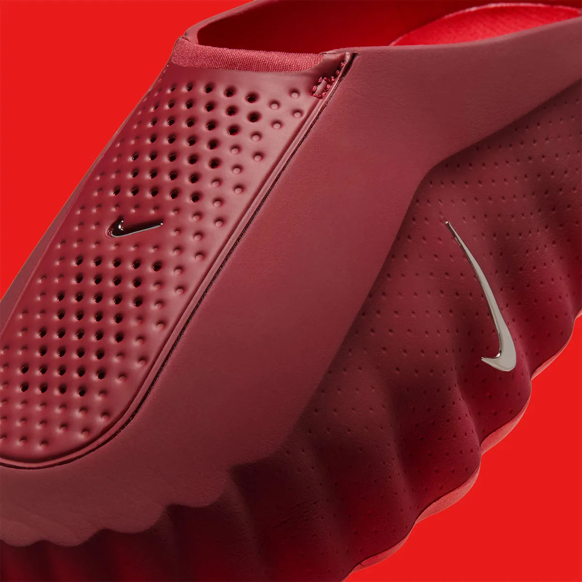 Nike Mind 001 Slide Team Red University Red, claquette Nike rouge au design minimaliste avec semelle ergonomique et confort premium.