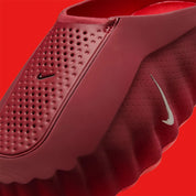 Nike Mind 001 Slide Team Red University Red, claquette Nike rouge au design minimaliste avec semelle ergonomique et confort premium.