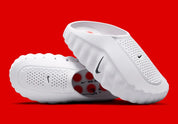 Claquette Nike Mind 001 Slide blanche avec détails Speed Red en mousse technique et pods sensoriels innovants.