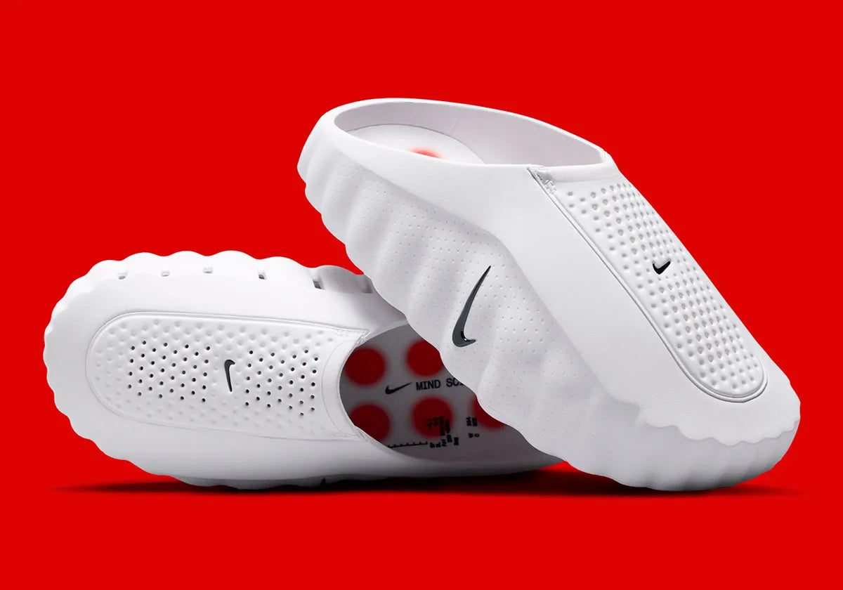 Claquette Nike Mind 001 Slide blanche avec détails Speed Red en mousse technique et pods sensoriels innovants.