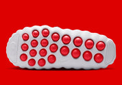 Claquette Nike Mind 001 Slide blanche avec détails Speed Red en mousse technique et pods sensoriels innovants.