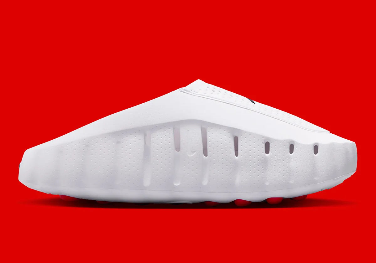 Claquette Nike Mind 001 Slide blanche avec détails Speed Red en mousse technique et pods sensoriels innovants.