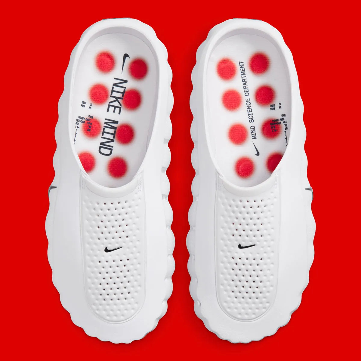 Claquette Nike Mind 001 Slide blanche avec détails Speed Red en mousse technique et pods sensoriels innovants.