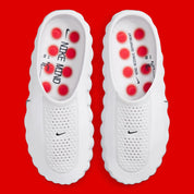 Claquette Nike Mind 001 Slide blanche avec détails Speed Red en mousse technique et pods sensoriels innovants.