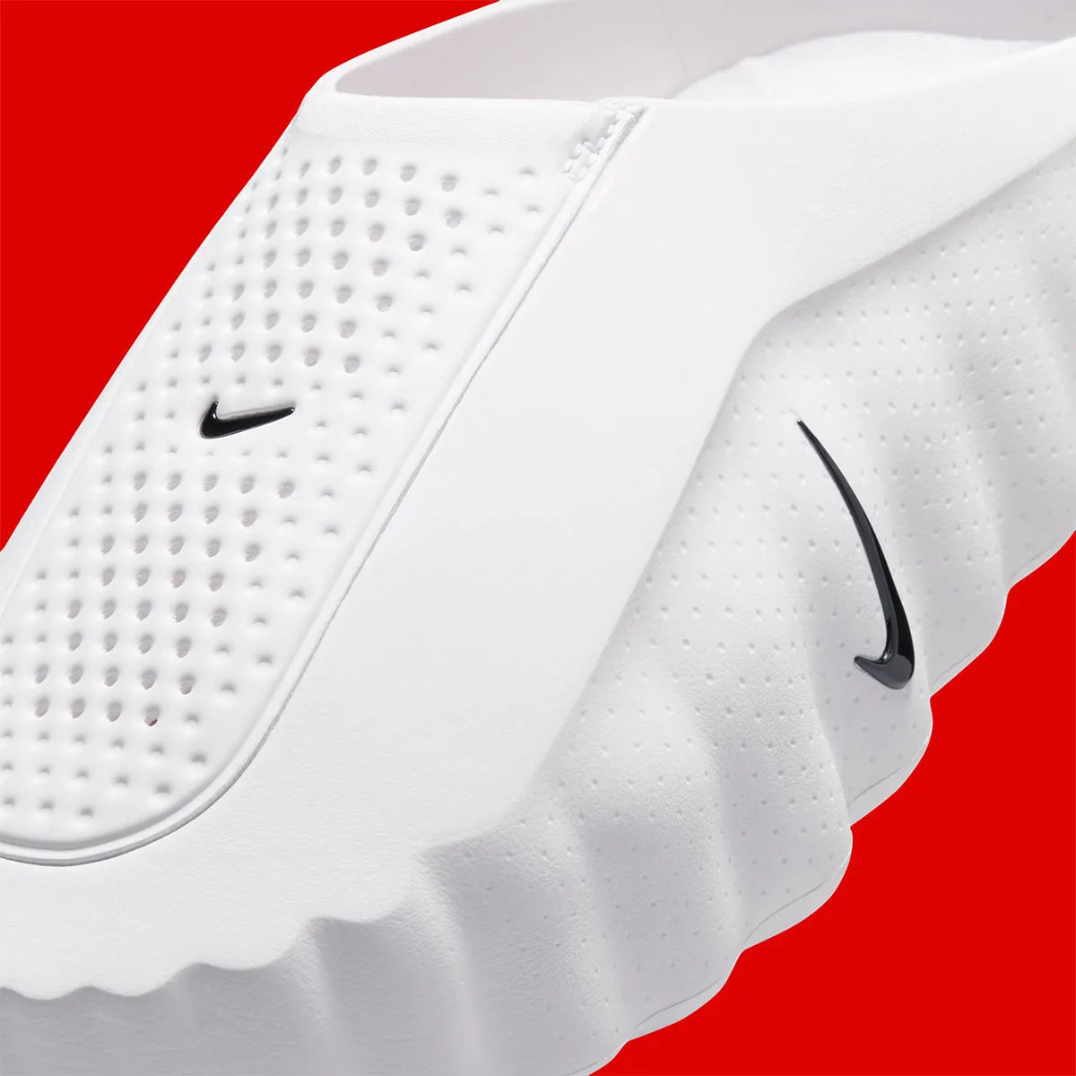 Claquette Nike Mind 001 Slide blanche avec détails Speed Red en mousse technique et pods sensoriels innovants.