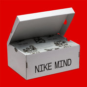 Claquette Nike Mind 001 Slide blanche avec détails Speed Red en mousse technique et pods sensoriels innovants.