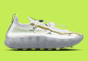 Nike Mind 002 Flyknit White Dark Grey Volt avec tige en Flyknit blanc et gris foncé, accents Volt fluorescents et semelle moderne offrant confort et adhérence.