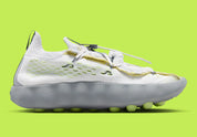 Nike Mind 002 Flyknit White Dark Grey Volt avec tige en Flyknit blanc et gris foncé, accents Volt fluorescents et semelle moderne offrant confort et adhérence.