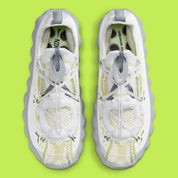 Nike Mind 002 Flyknit White Dark Grey Volt avec tige en Flyknit blanc et gris foncé, accents Volt fluorescents et semelle moderne offrant confort et adhérence.