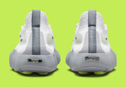 Nike Mind 002 Flyknit White Dark Grey Volt avec tige en Flyknit blanc et gris foncé, accents Volt fluorescents et semelle moderne offrant confort et adhérence.