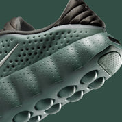 Nike Mind 002 Camo Green, sneakers Nike au coloris Camo Green avec tige légère, amorti confortable et design moderne.