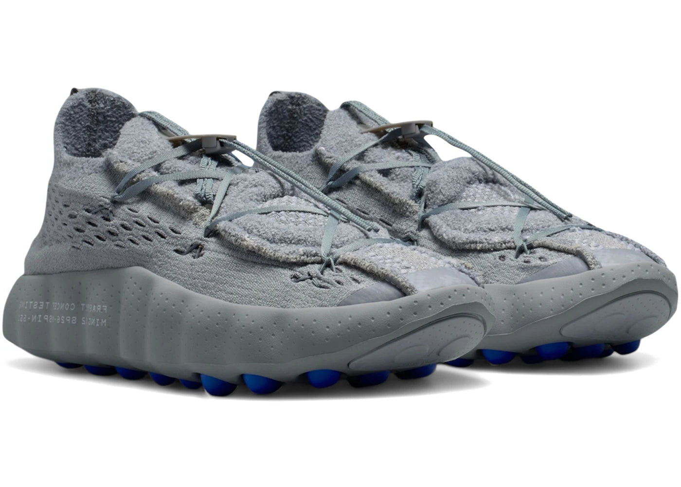 Nike Mind 002 Flyknit Fragment Particle Grey en maille Flyknit grise avec semelle sculptée ergonomique et design minimaliste premium.Vue de coter 