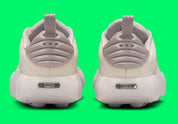 Nike Mind 002 Phantom College Grey avec tige en textile technique clair, détails gris, construction enveloppante et semelle sensorielle avec amorti en mousse souple.