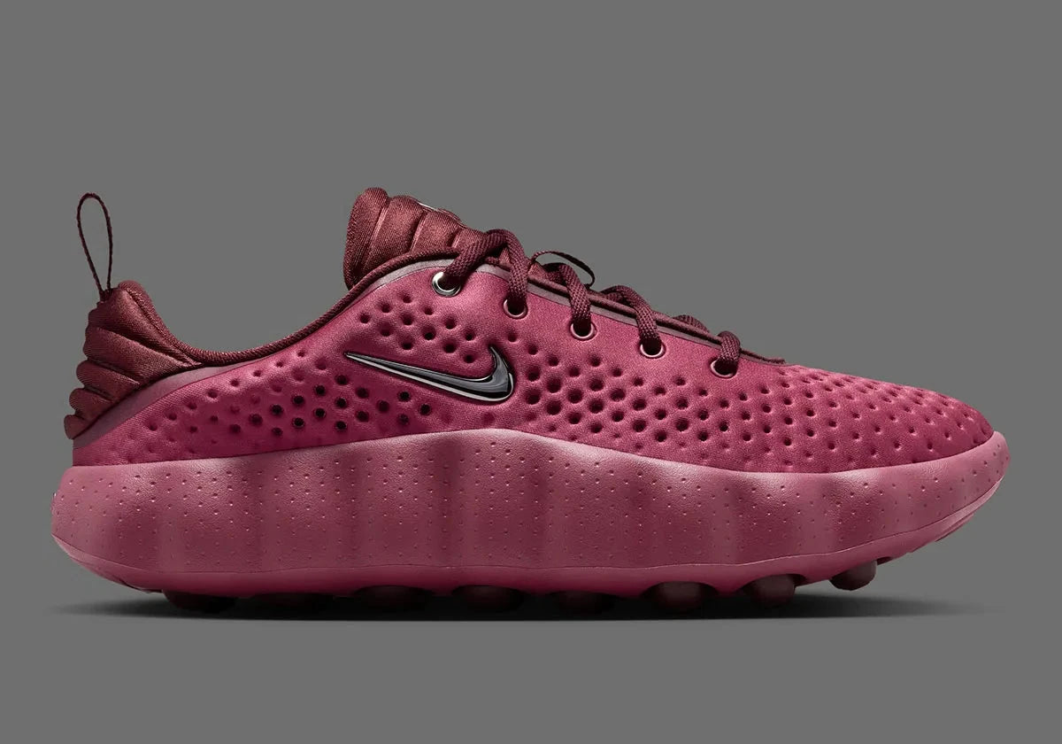 Nike Mind 002 Pink Smoke Mystic Dates avec tige en textile technique rose fumé, détails aux nuances terreuses et semelle moderne offrant confort et adhérence.