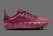 Nike Mind 002 Pink Smoke Mystic Dates avec tige en textile technique rose fumé, détails aux nuances terreuses et semelle moderne offrant confort et adhérence.