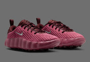 Nike Mind 002 Pink Smoke Mystic Dates avec tige en textile technique rose fumé, détails aux nuances terreuses et semelle moderne offrant confort et adhérence.
