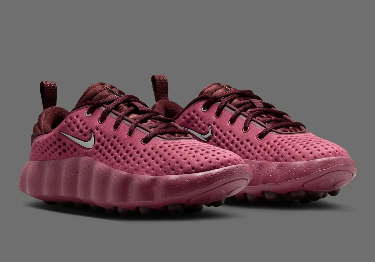 Nike Mind 002 Pink Smoke Mystic Dates avec tige en textile technique rose fumé, détails aux nuances terreuses et semelle moderne offrant confort et adhérence.