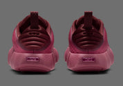 Nike Mind 002 Pink Smoke Mystic Dates avec tige en textile technique rose fumé, détails aux nuances terreuses et semelle moderne offrant confort et adhérence.