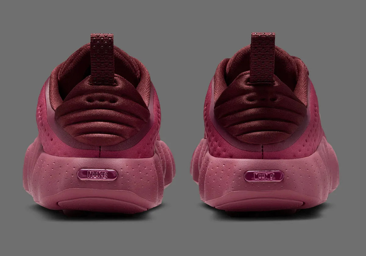Nike Mind 002 Pink Smoke Mystic Dates avec tige en textile technique rose fumé, détails aux nuances terreuses et semelle moderne offrant confort et adhérence.