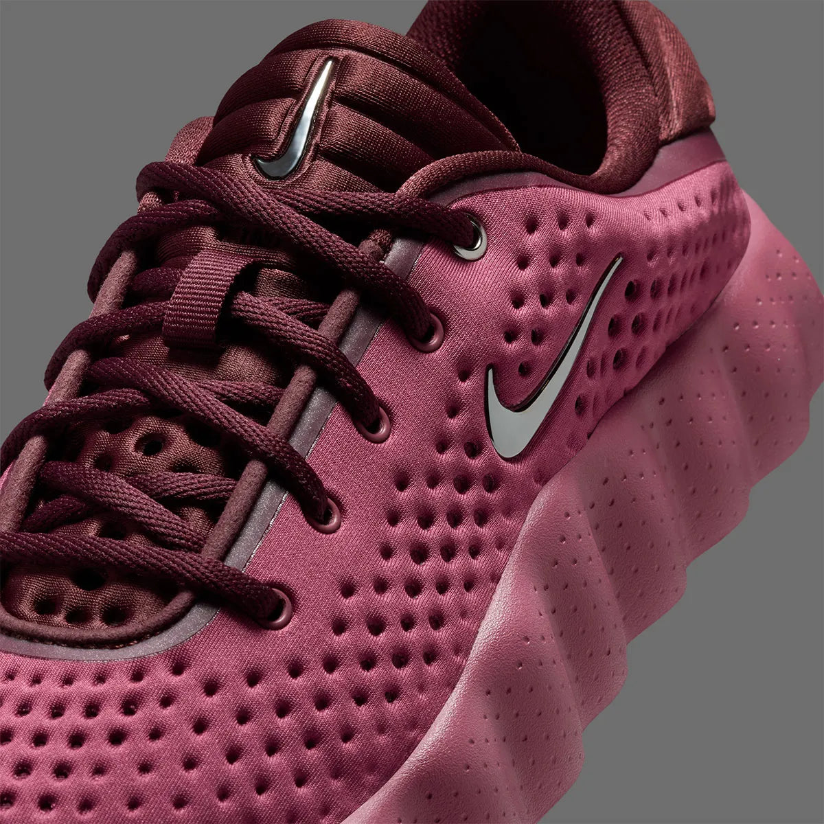 Nike Mind 002 Pink Smoke Mystic Dates avec tige en textile technique rose fumé, détails aux nuances terreuses et semelle moderne offrant confort et adhérence.
