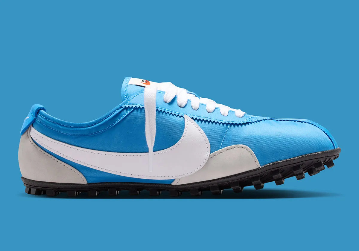 Nike Moon Shoe OG SP Italy Blue Neutral Grey, sneaker Nike rétro-running bleue et grise inspirée des années 1970 avec Swoosh et semelle Waffle vue de profil intérieur. 