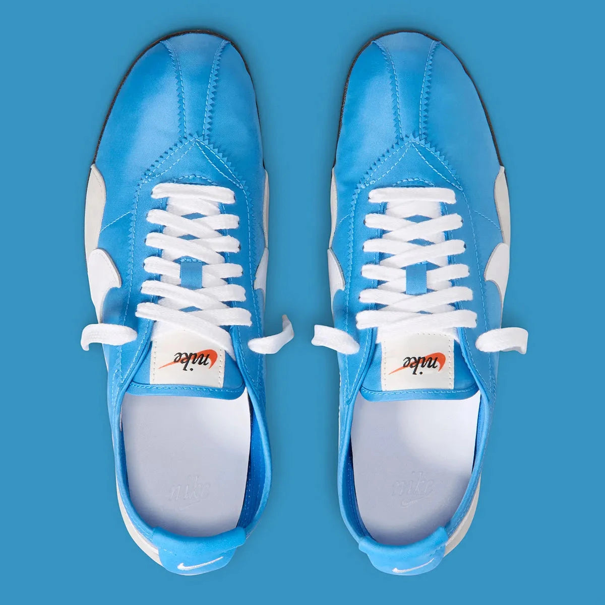 Nike Moon Shoe OG SP Italy Blue Neutral Grey, sneaker Nike rétro-running bleue et grise inspirée des années 1970 avec Swoosh et semelle Waffle vue du dessus  