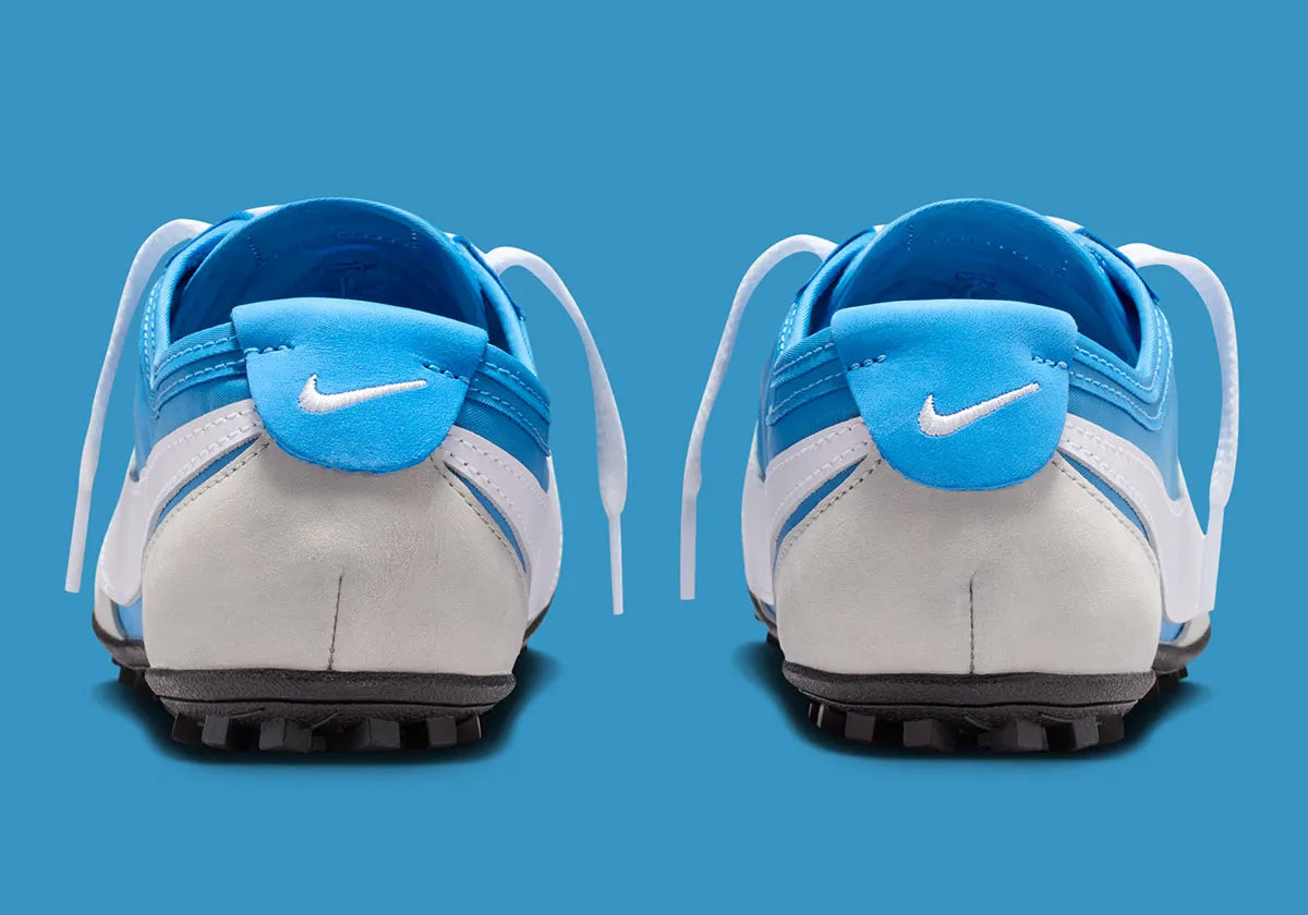 Nike Moon Shoe OG SP Italy Blue Neutral Grey, sneaker Nike rétro-running bleue et grise inspirée des années 1970 avec Swoosh et semelle Waffle vue de derrière. 