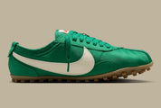 Nike Moon Shoe Malachite Soft Pearl avec tige légère verte et crème, construction inspirée du running vintage et semelle extérieure gaufrée en caoutchouc vue de profil. 