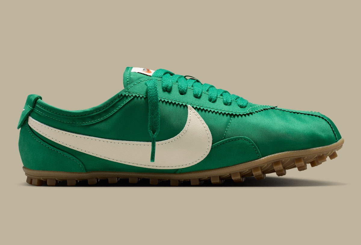 Nike Moon Shoe Malachite Soft Pearl avec tige légère verte et crème, construction inspirée du running vintage et semelle extérieure gaufrée en caoutchouc vue de profil. 