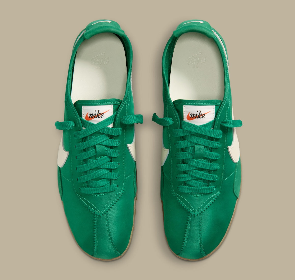 Nike Moon Shoe Malachite Soft Pearl avec tige légère verte et crème, construction inspirée du running vintage et semelle extérieure gaufrée en caoutchouc vue de profil. 