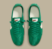 Nike Moon Shoe Malachite Soft Pearl avec tige légère verte et crème, construction inspirée du running vintage et semelle extérieure gaufrée en caoutchouc vue de profil. 