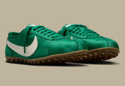 Nike Moon Shoe Malachite Soft Pearl avec tige légère verte et crème, construction inspirée du running vintage et semelle extérieure gaufrée en caoutchouc vue de profil. 