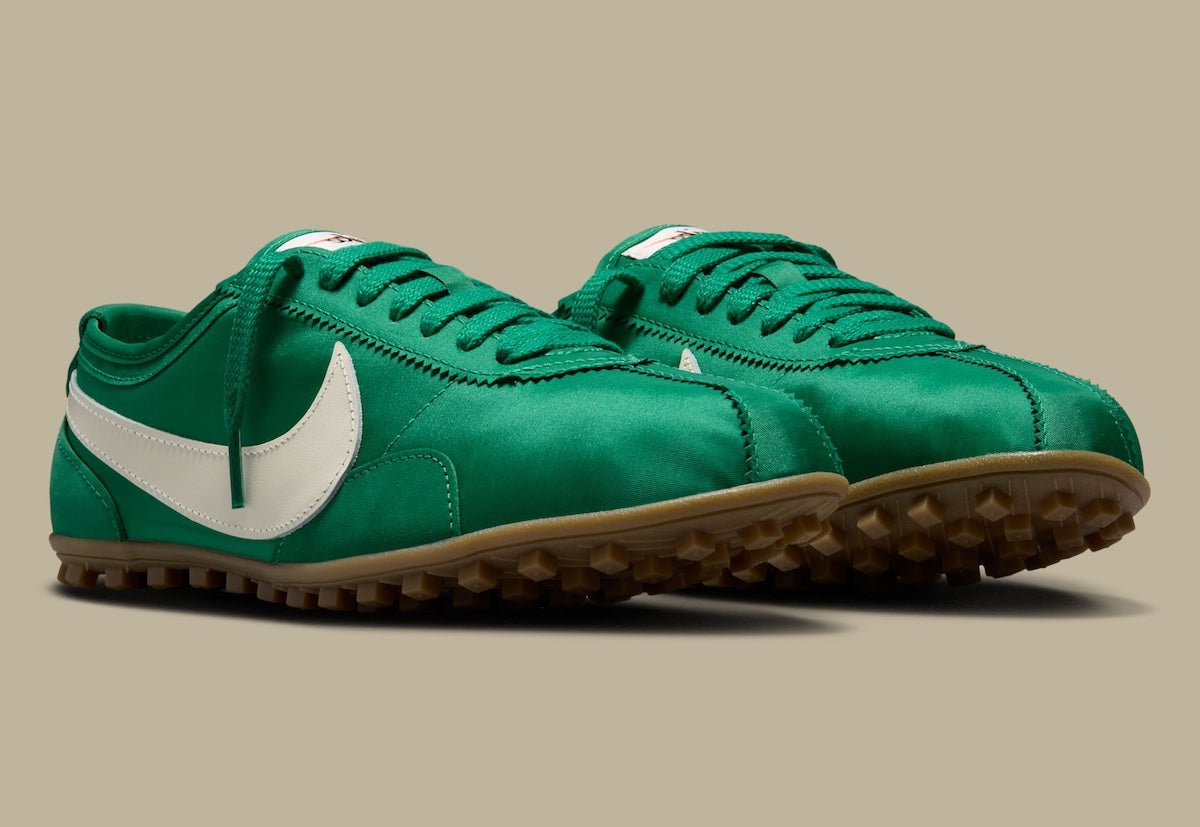 Nike Moon Shoe Malachite Soft Pearl avec tige légère verte et crème, construction inspirée du running vintage et semelle extérieure gaufrée en caoutchouc vue de profil. 
