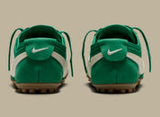 Nike Moon Shoe Malachite Soft Pearl avec tige légère verte et crème, construction inspirée du running vintage et semelle extérieure gaufrée en caoutchouc vue de profil. 