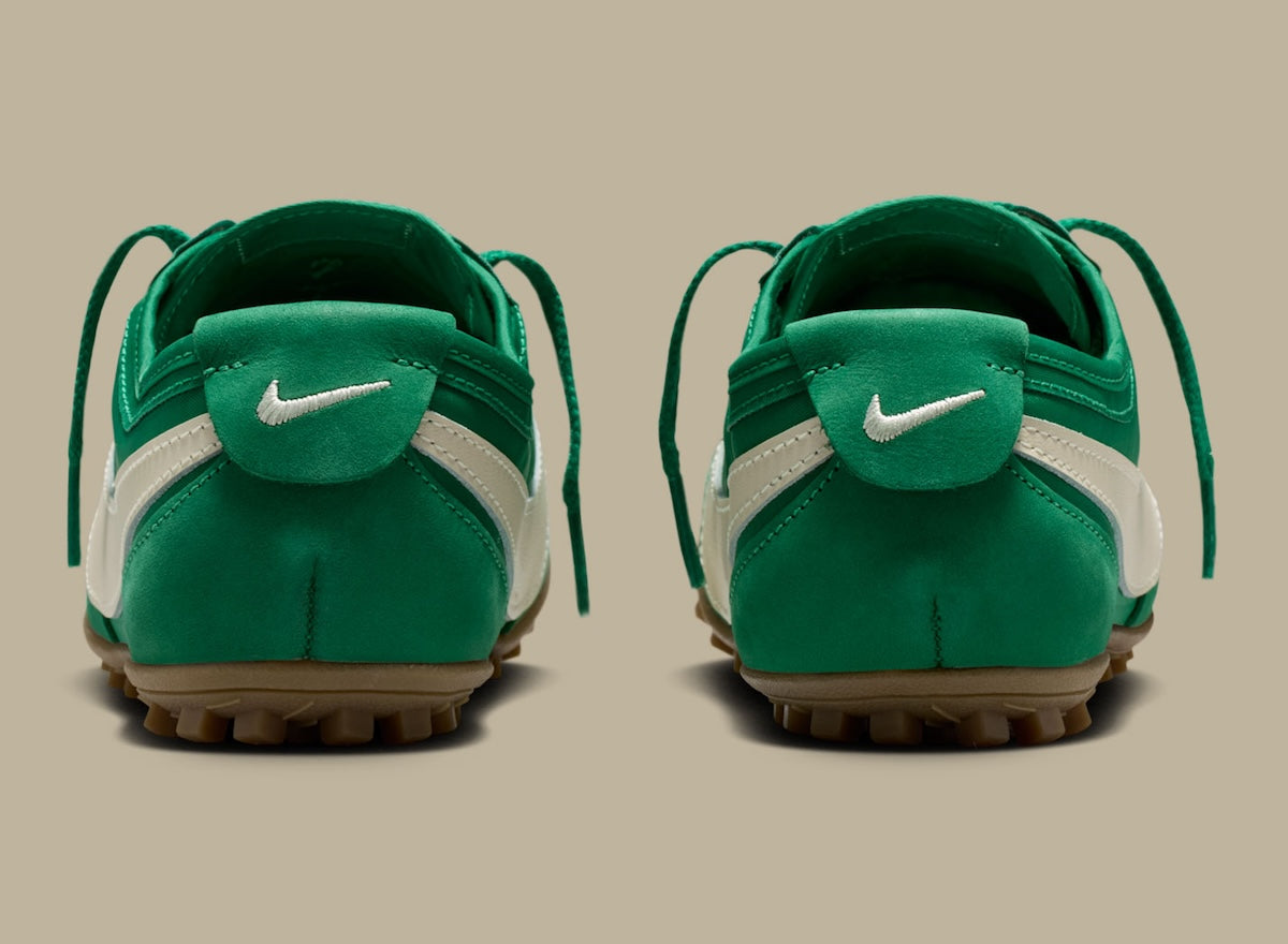 Nike Moon Shoe Malachite Soft Pearl avec tige légère verte et crème, construction inspirée du running vintage et semelle extérieure gaufrée en caoutchouc vue de profil. 