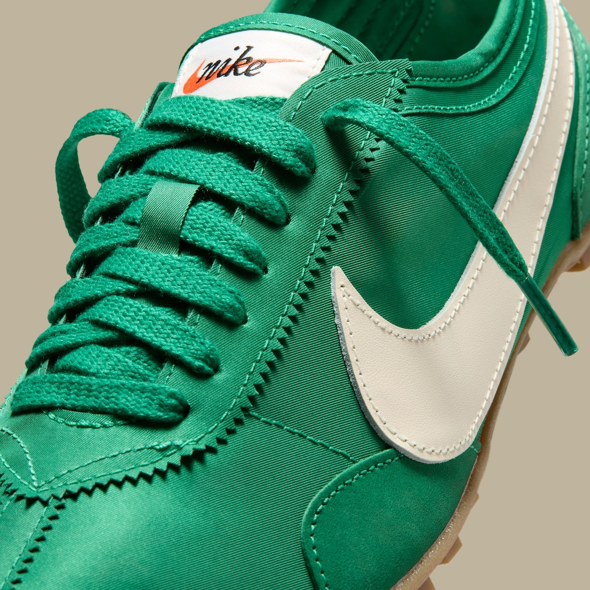 Nike Moon Shoe Malachite Soft Pearl avec tige légère verte et crème, construction inspirée du running vintage et semelle extérieure gaufrée en caoutchouc vue de profil. 