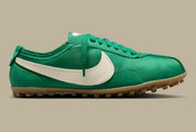 Nike Moon Shoe Malachite Soft Pearl avec tige légère verte et crème, construction inspirée du running vintage et semelle extérieure gaufrée en caoutchouc vue de profil. 