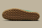Nike Moon Shoe Malachite Soft Pearl avec tige légère verte et crème, construction inspirée du running vintage et semelle extérieure gaufrée en caoutchouc vue de profil. 
