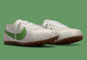 Nike Moon Shoe OG SP Sail Chlorophyll, sneaker Nike rétro-running crème et verte avec Swoosh latéral et semelle Waffle inspirée des années 1970.