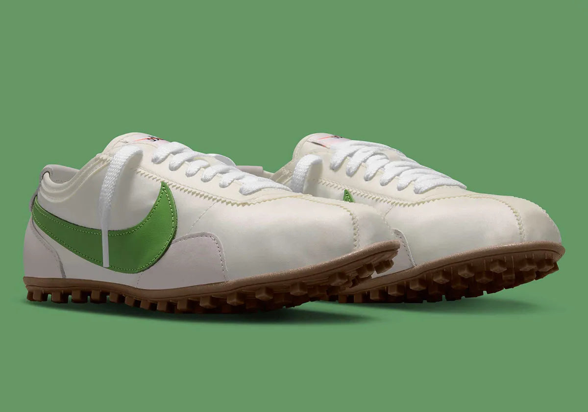 Nike Moon Shoe OG SP Sail Chlorophyll, sneaker Nike rétro-running crème et verte avec Swoosh latéral et semelle Waffle inspirée des années 1970.