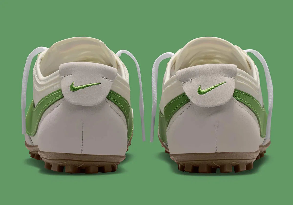 Nike Moon Shoe OG SP Sail Chlorophyll, sneaker Nike rétro-running crème et verte avec Swoosh latéral et semelle Waffle inspirée des années 1970.