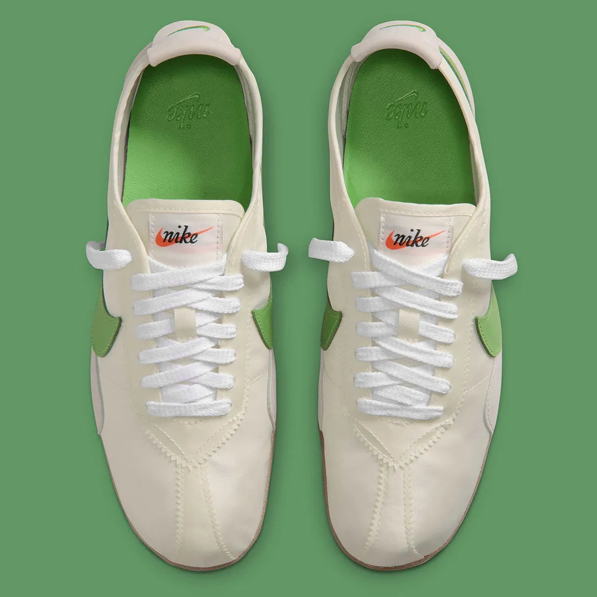 Nike Moon Shoe OG SP Sail Chlorophyll, sneaker Nike rétro-running crème et verte avec Swoosh latéral et semelle Waffle inspirée des années 1970.