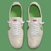 Nike Moon Shoe OG SP Sail Chlorophyll, sneaker Nike rétro-running crème et verte avec Swoosh latéral et semelle Waffle inspirée des années 1970.