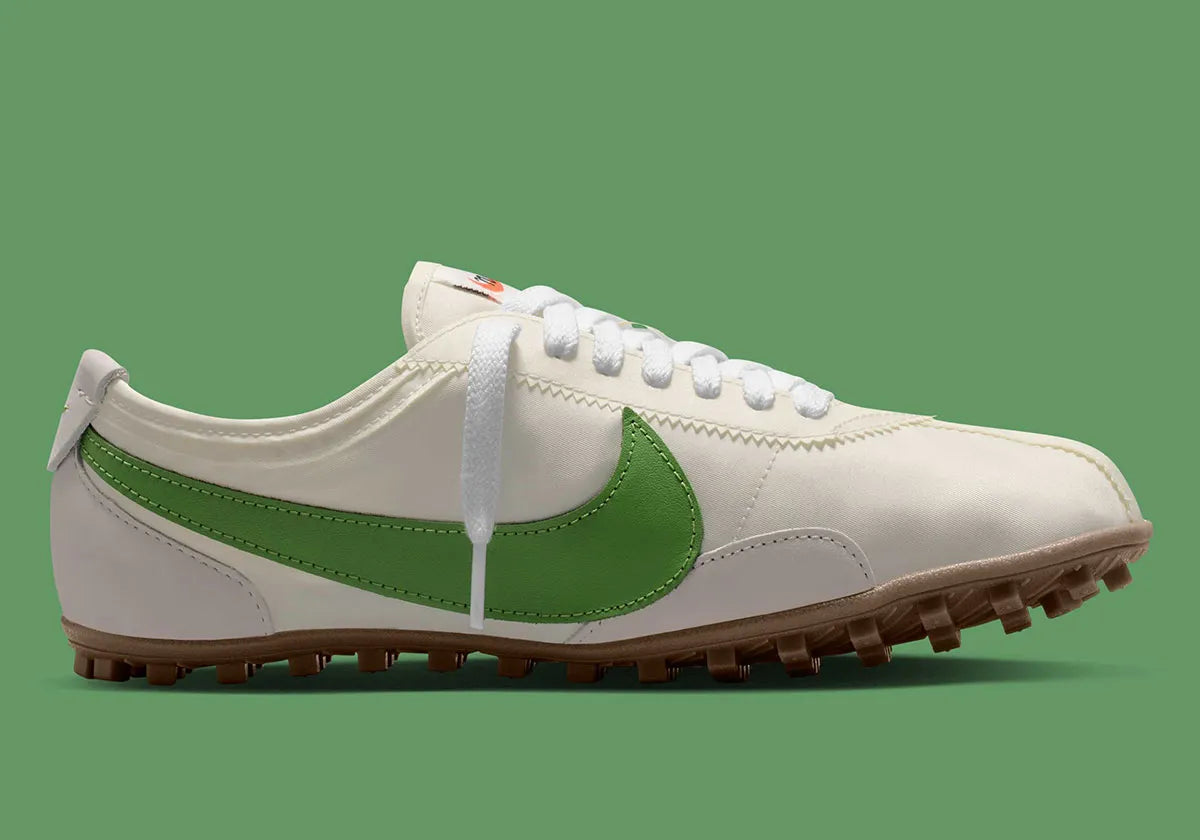 Nike Moon Shoe OG SP Sail Chlorophyll, sneaker Nike rétro-running crème et verte avec Swoosh latéral et semelle Waffle inspirée des années 1970.