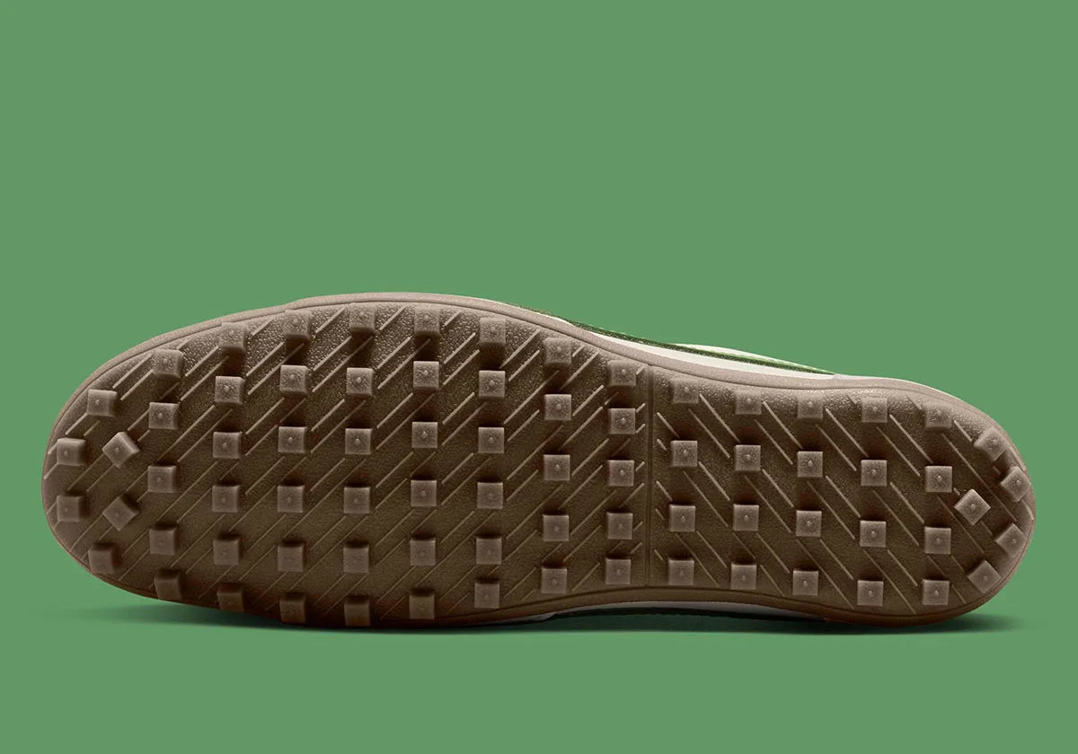 Nike Moon Shoe OG SP Sail Chlorophyll, sneaker Nike rétro-running crème et verte avec Swoosh latéral et semelle Waffle inspirée des années 1970.