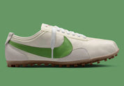 Nike Moon Shoe OG SP Sail Chlorophyll, sneaker Nike rétro-running crème et verte avec Swoosh latéral et semelle Waffle inspirée des années 1970.
