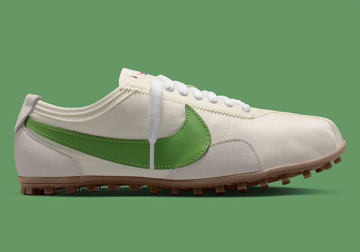 Nike Moon Shoe OG SP Sail Chlorophyll, sneaker Nike rétro-running crème et verte avec Swoosh latéral et semelle Waffle inspirée des années 1970.