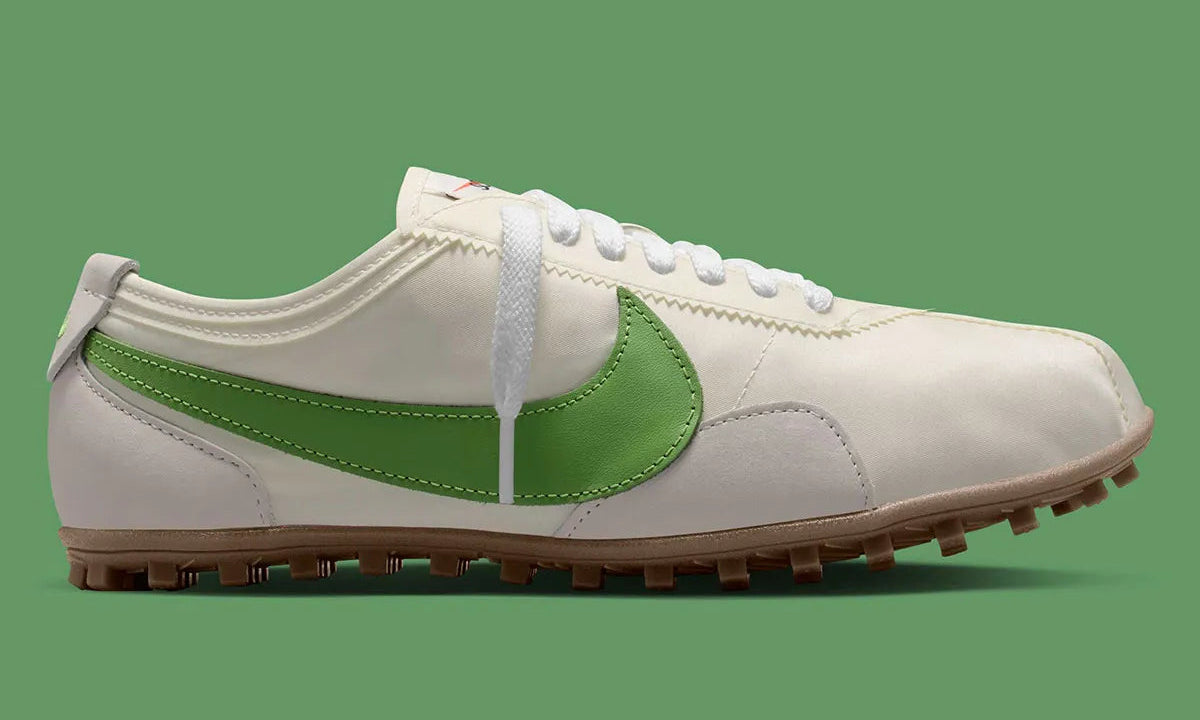 Nike Moon Shoe OG SP Sail Chlorophyll, sneaker Nike rétro-running crème et verte avec Swoosh latéral et semelle Waffle inspirée des années 1970.