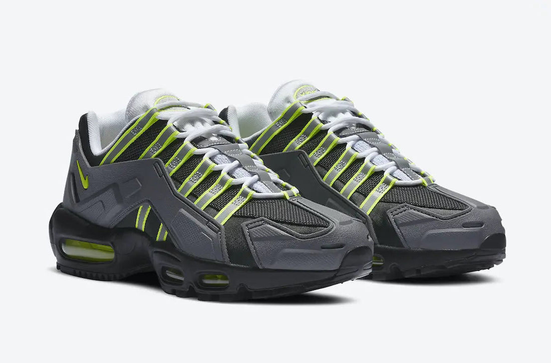 Nike Air Max 95 NDSTRKT Neon CZ3591-002, sneaker noire et grise avec détails jaune Neon, cage TPU et unités Nike Air visibles.